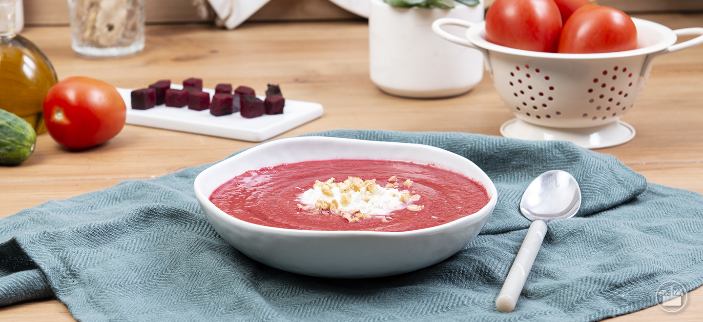 Prueba esta variedad de sopa fría que es el Gazpacho de remolacha, ideal para los meses de calor.