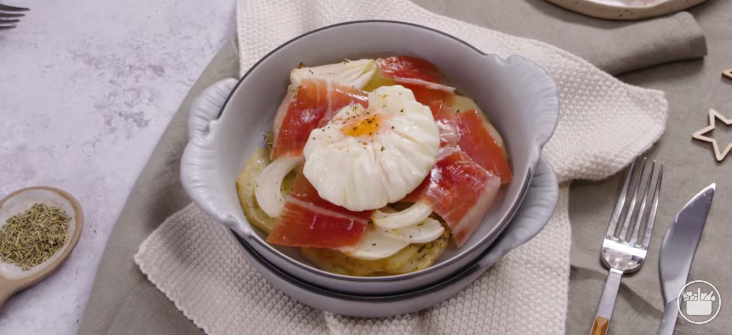 Te enseñamos a preparar una deliciosa receta de Huevos poché con jamón ibérico y patatas panadera.