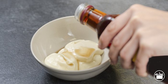 Añadir en un bol mayonesa y vinagre de Jerez, mezclar bien y reservar. 
