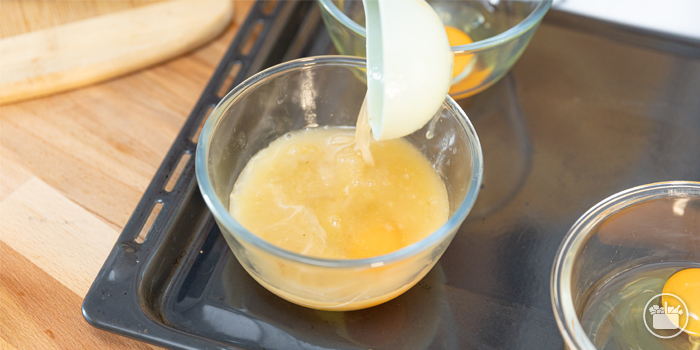 Paso 7 Sopa de cebolla: Repartir el caldo bien caliente 