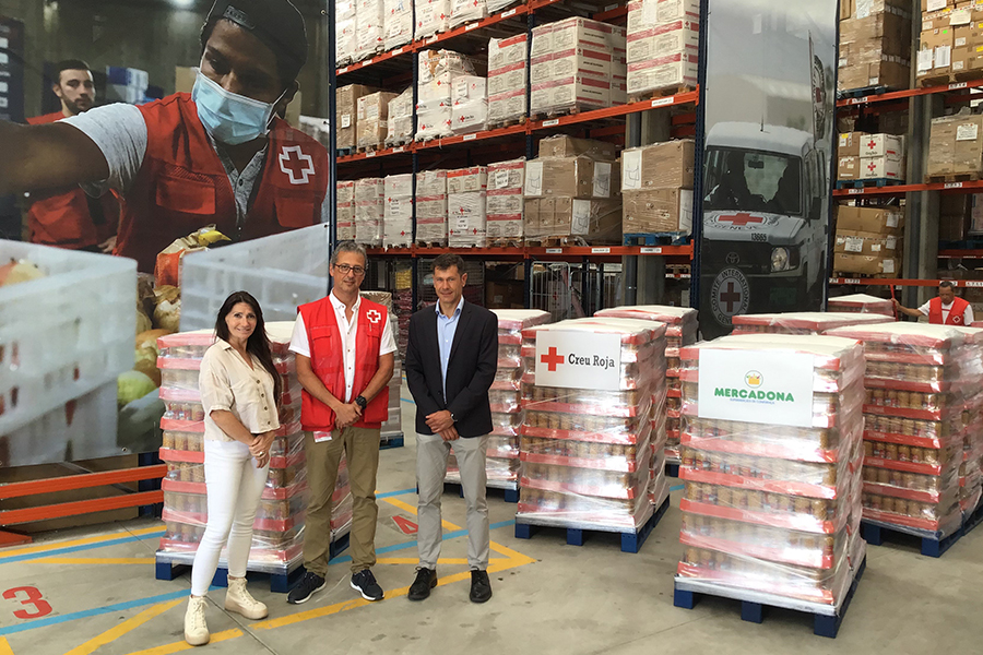 Representantes de Cruz Roja en Catalunya y Mercadona en un momento de la donación