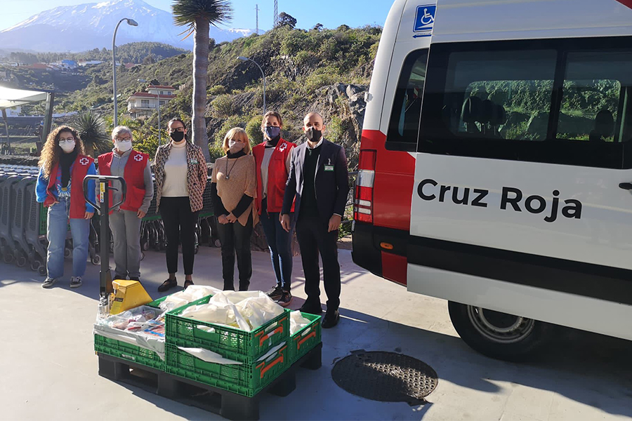 Representantes de Cruz Roja y Mercadona en Tenerife durante una entrega