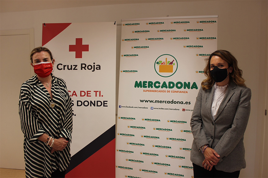 Representantes de Cruz Roja y Mercadona en Valladolid durante la firma