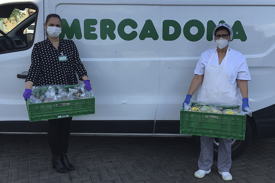 Representantes de Mercadona y del Comedor Municipal y Albergue de Transeúntes de Castelló durante una de las entregas de alimentos 