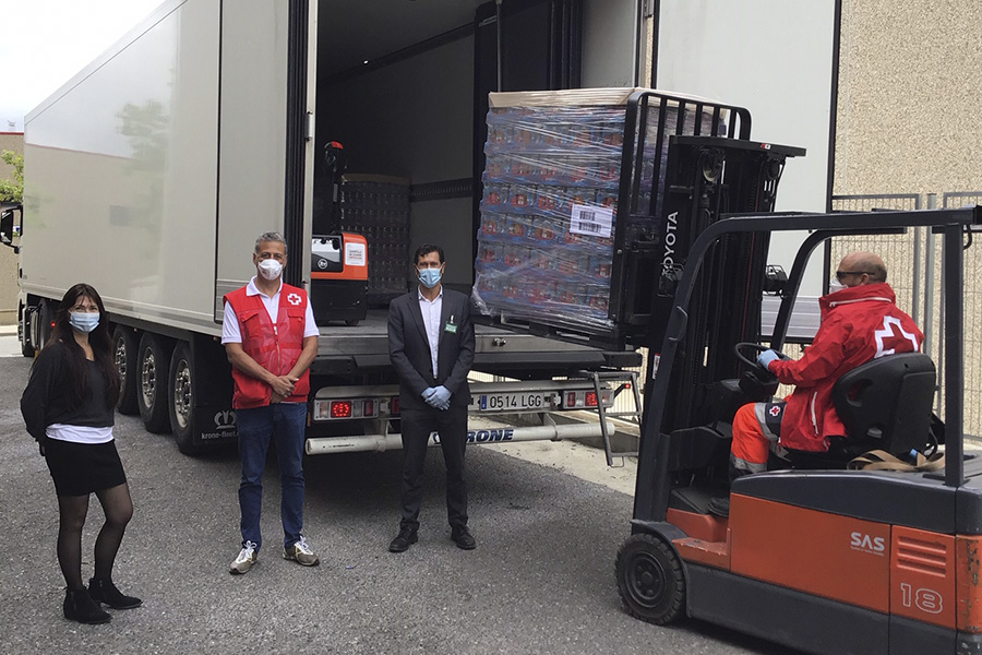 Responsables de Cruz Roja y Mercadona en Cataluña durante la donación