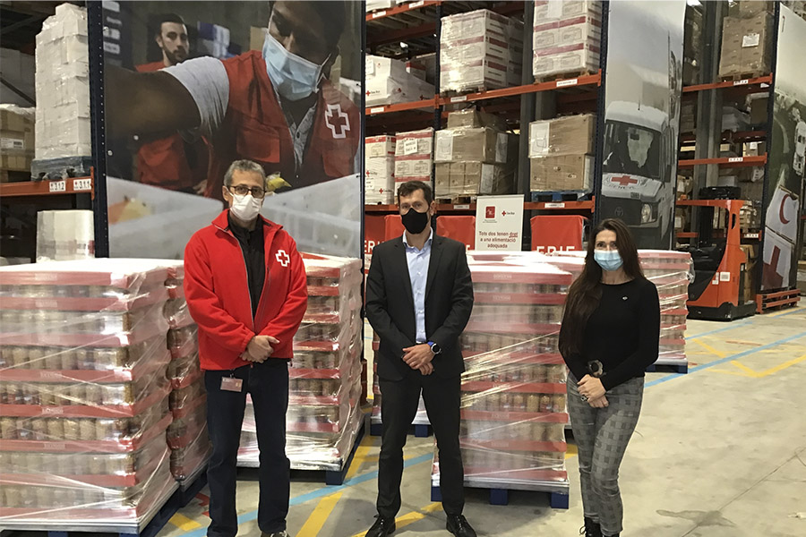 Responsables de la Creu Roja y Mercadona en Catalunya en un momento de la donación