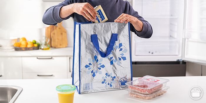 Pautas para la limpieza y organización de tu nevera: Saca los alimentos y guárdalos en una bolsa térmica 