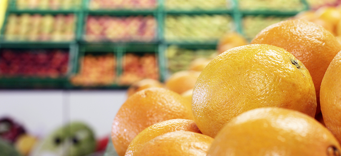 Varias naranjas en primer plano en la sección de fruta y verdura de una tienda Mercadona.