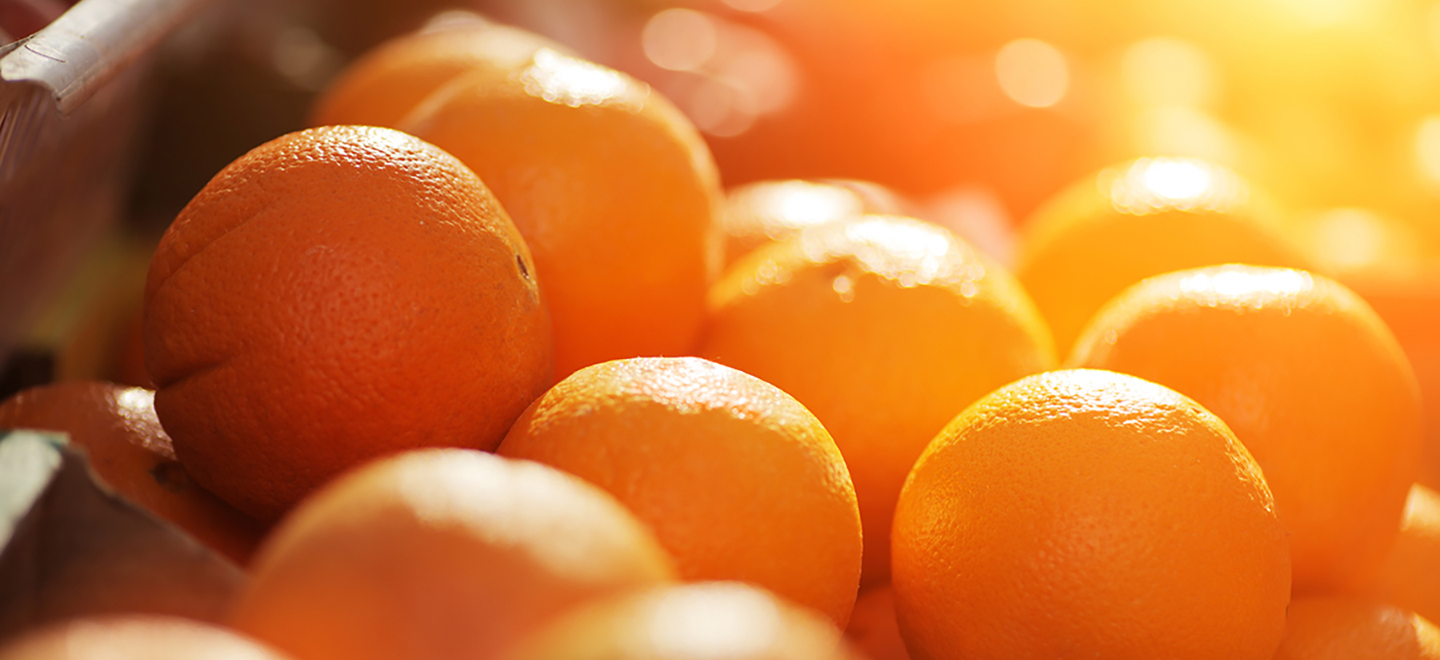 Varias naranjas en primer plano.