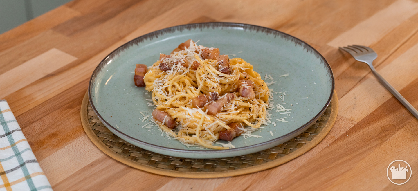 Ikasi Carbonara espageti goxoenak prestatzen. 