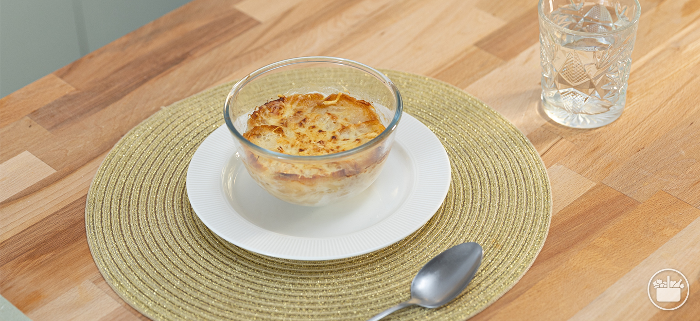 Ensinámosche a preparar unha Sopa de cebola, clásica da cociña francesa.