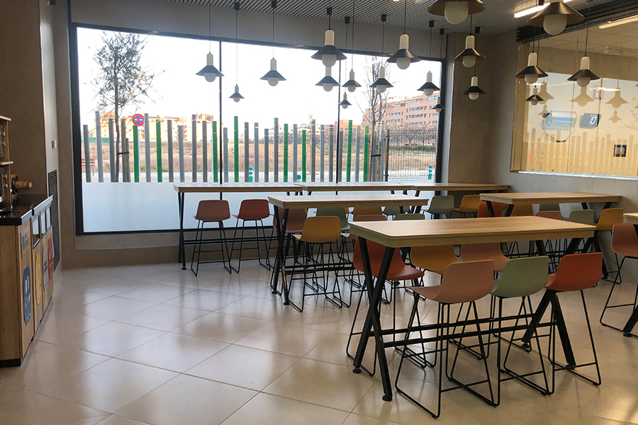 Sección de Mesas e Cadeiras do supermercado eficiente de Rivas-Vaciamadrid