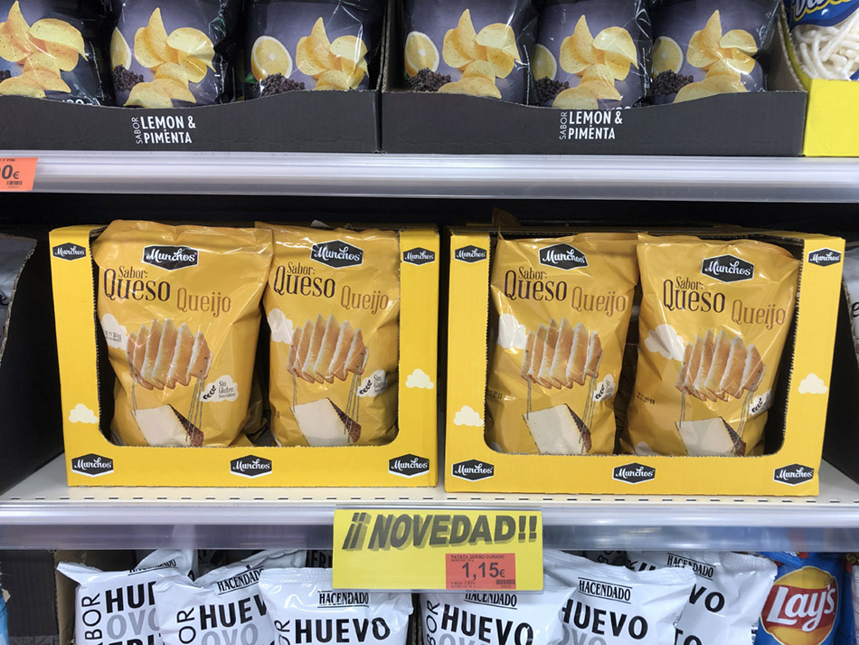 As novas patacas onduladas sabor queixo no lineal de Mercadona