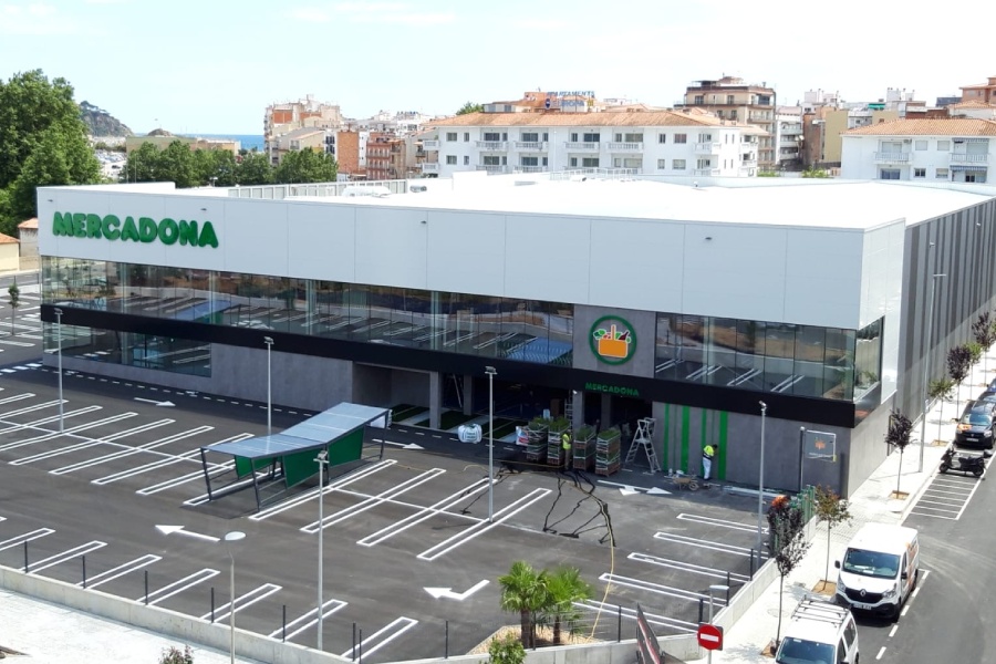 Exterior do supermercado eficiente Mercadona en Blanes (Girona) durante as obras
