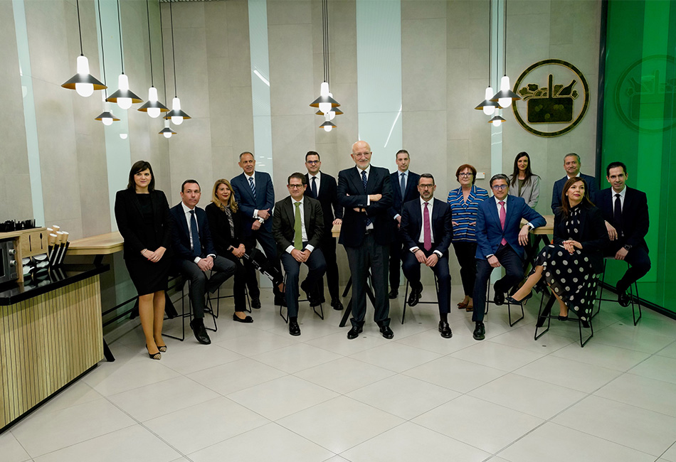 Juan Roig e membros do Comité de Dirección de Mercadona na zona de mesas e cadeiras do Novo Modelo Modelo de Tenda Eficiente