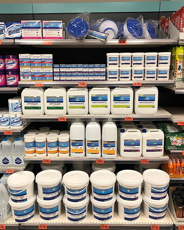 Liñal de produtos para limpar e tratar a auga das piscinas dun supermercado de Mercadona