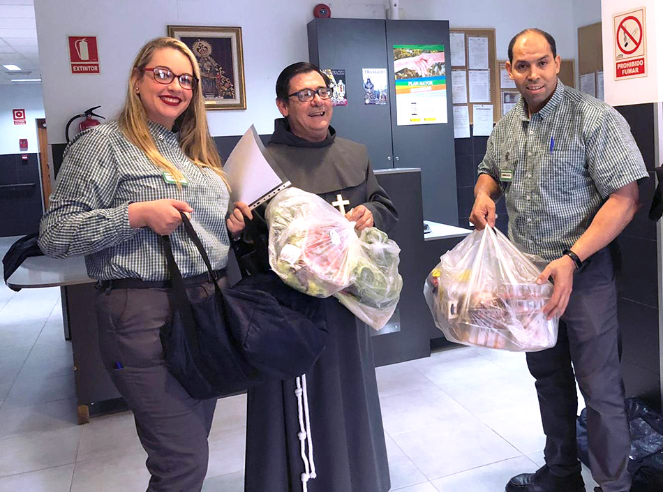 O irmán Carlos Domínguez xunto a traballadores de Mercadona durante a entrega de alimentos doados á casa familiar dos Hermanos de la Cruz Blanca en Ceuta