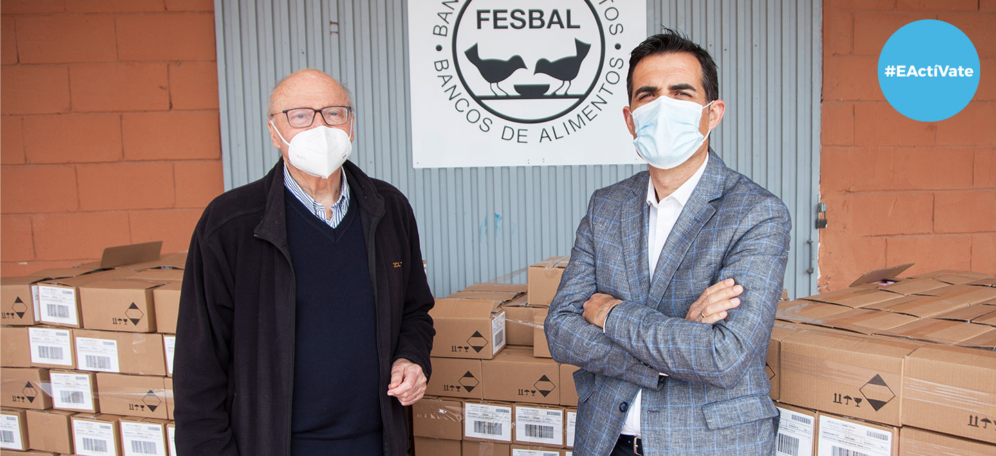 O responsable do Banco de Alimentos e de Mercadona en Alacant durante a entrega de 11.200 unidades de xabón das mans