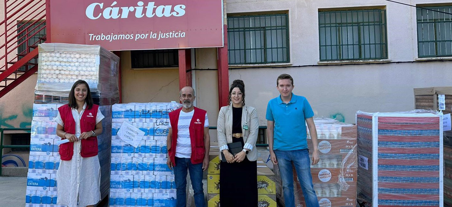 Entrega de alimentos de primeira necesidade de Mercadona a Cáritas Cuenca