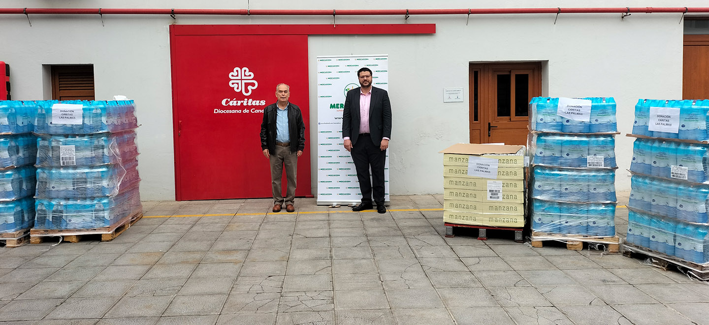 Responsables de Cáritas Diocesana de Canarias e de Mercadona en Las Palmas durante a entrega de auga e zume