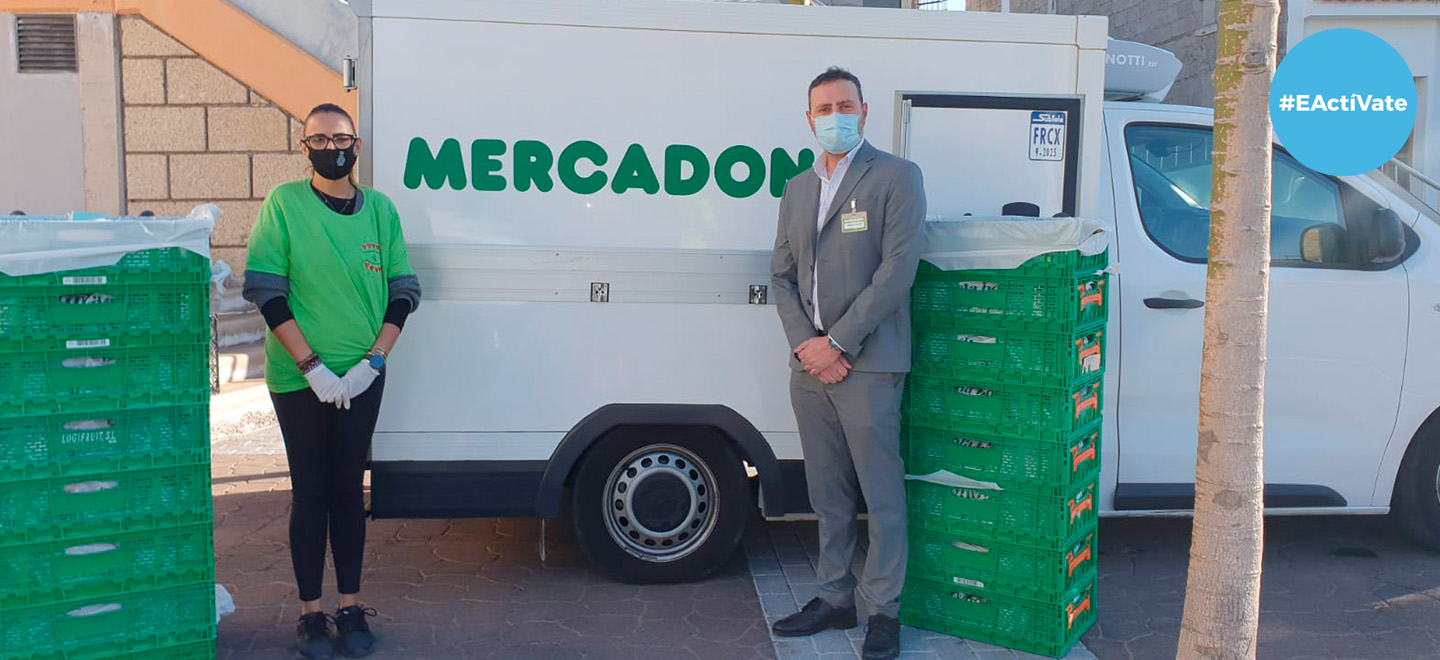 Responsable de Mercadona en Canarias durante a entrega de alimentos ao Comedor Social Asociación Virgen de la Esperanza