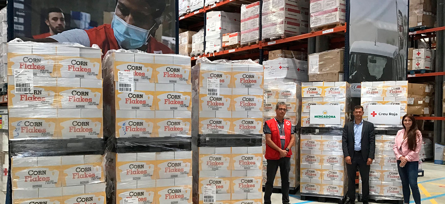 Responsables da Cruz Vermella e Mercadona en Catalunya durante a entrega de alimentos 