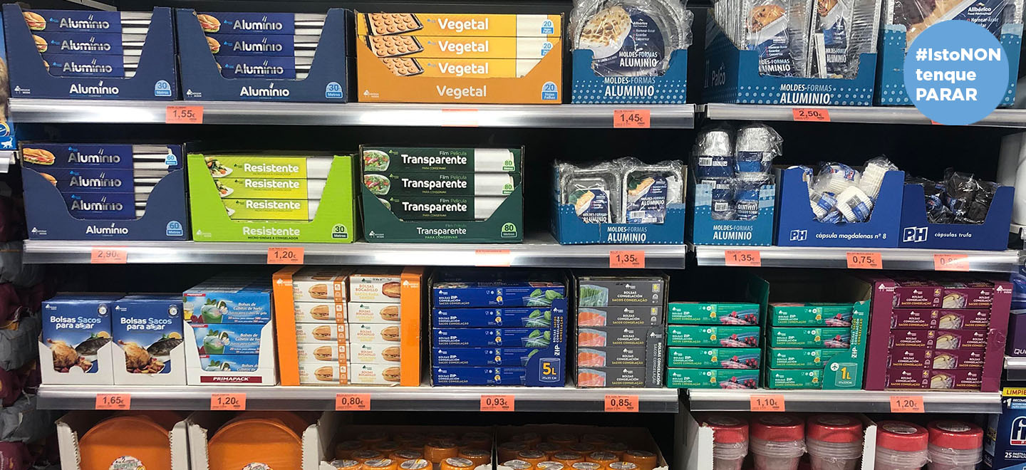 Lineal de produtos para preparar e conservar alimentos dun supermercado de Mercadona