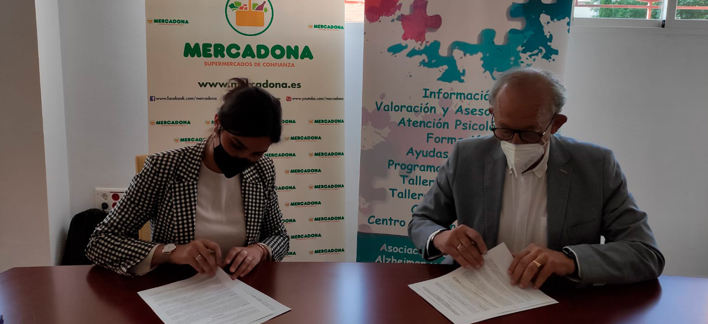 Responsables da Asociación San Rafael de Alzhéimer de Córdoba e de Mercadona durante a sinatura do convenio de colaboración