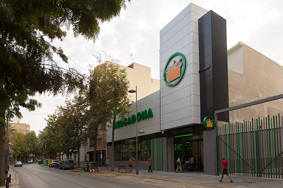 Fachada do novo supermercado de Catarroja, reformado co novo Modelo de Tenda Eficiente de Mercadona.