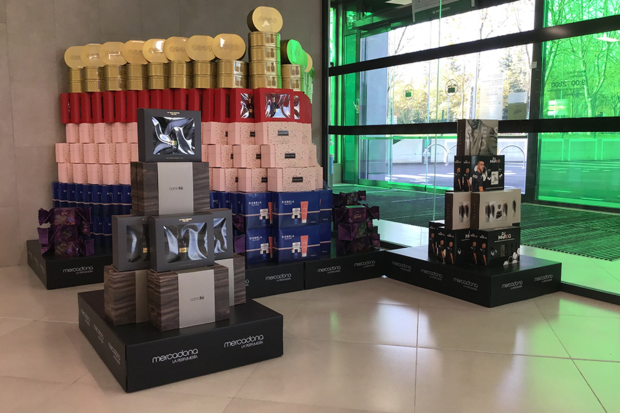 Exposición de lotes de produtos da Perfumería de Mercadona