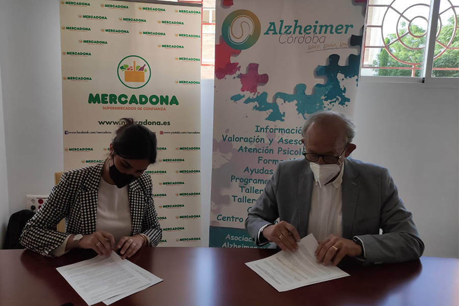 Responsables da Asociación San Rafael de Alzhéimer de Córdoba e de Mercadona durante a sinatura do convenio de colaboración