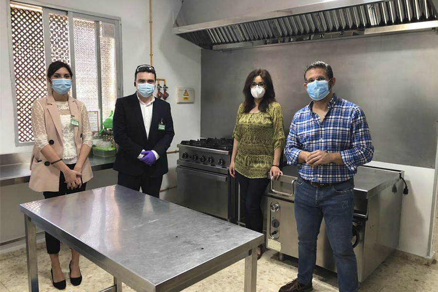 Responsables da cociña comunitaria da Fundación Don Bosco e de Mercadona durante a visita á Cociña Comunitaria de Córdoba