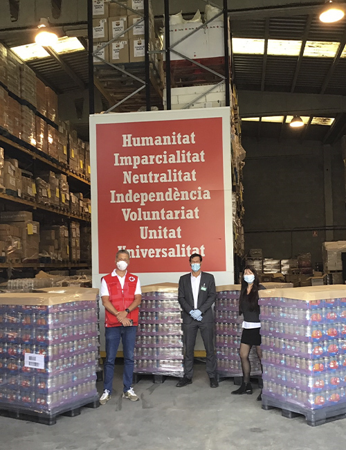 Responsables da Cruz Vermella e Mercadona en Catalunya durante a doazón