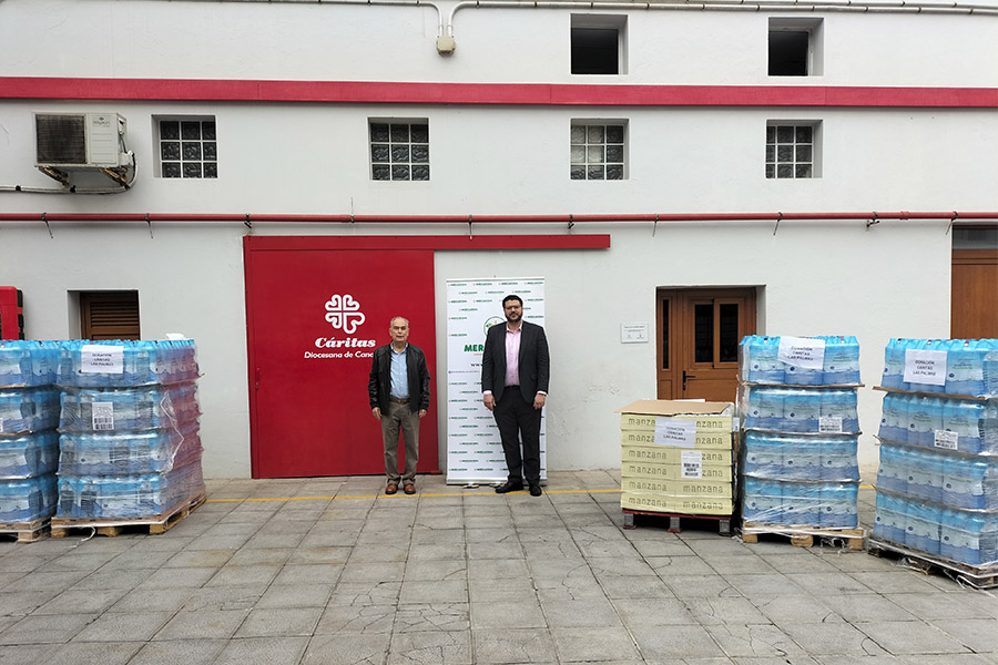 Responsables de Cáritas Diocesana de Canarias e de Mercadona en Las Palmas durante a entrega de auga e zume