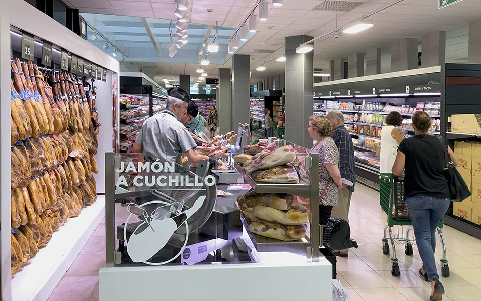 Sección chacinería no supermercado situado en Plaza de Armas, Sevilla
