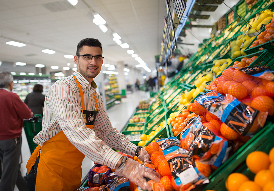 Traballador de Mercadona no supermercado de Alxeciras, Cádiz.