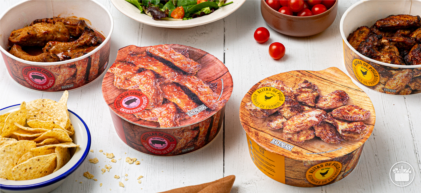 Aletes de pollastre rostides i Costelles barbacoa tallades de Mercadona, dos plats preparats perfectes per a consumir i compartir en el mateix envàs. 
