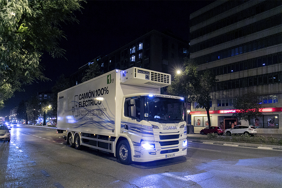 Camió 100 % elèctric fent un recorregut per a Mercadona al centre urbà de Madrid