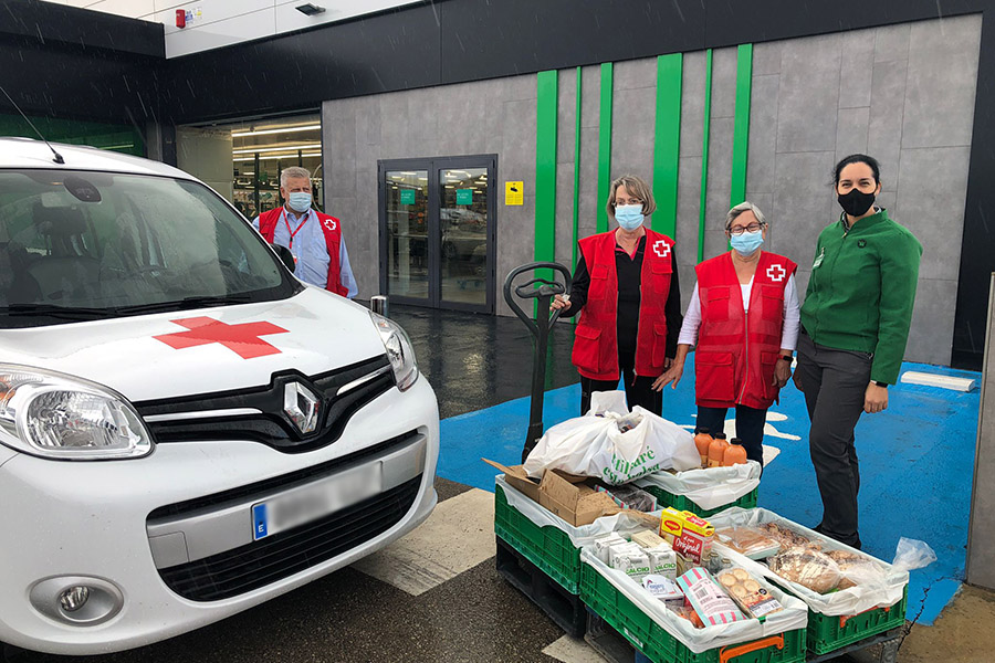 Primera entrega d'aliments de Mercadona a Creu Roja a Maó 