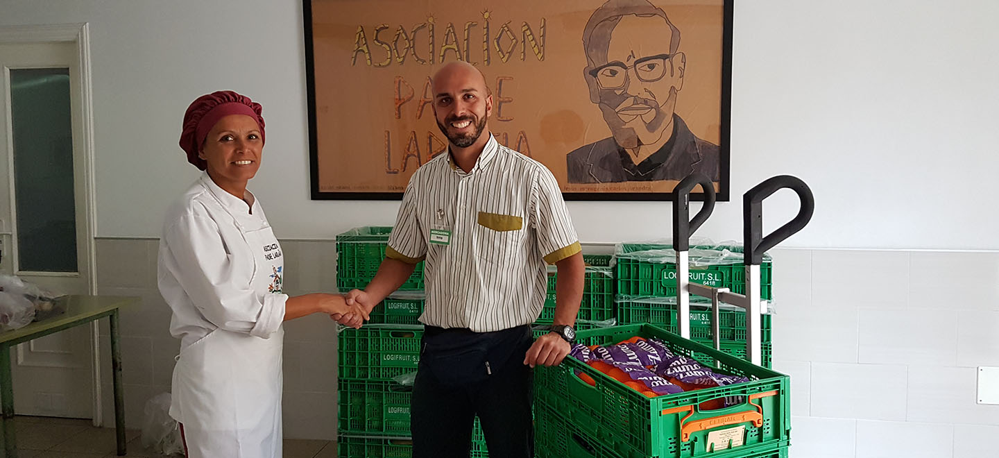 Moment de la primera entrega de productes a l'Asociación Padre Laraña (Santa Cruz de Tenerife)