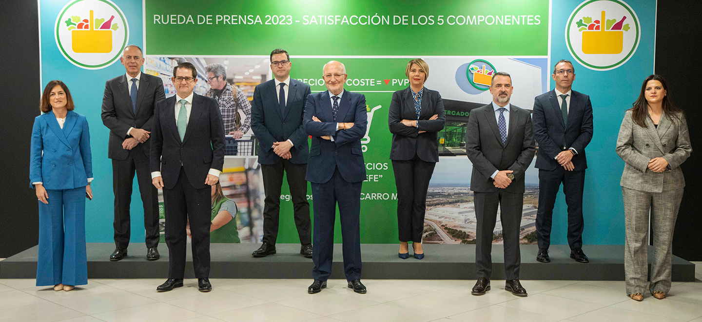 Juan Roig i membres del Comité de Direcció de Mercadona en el Centre de Coinnovació, al polígon Fuente del Jarro, a Paterna, València