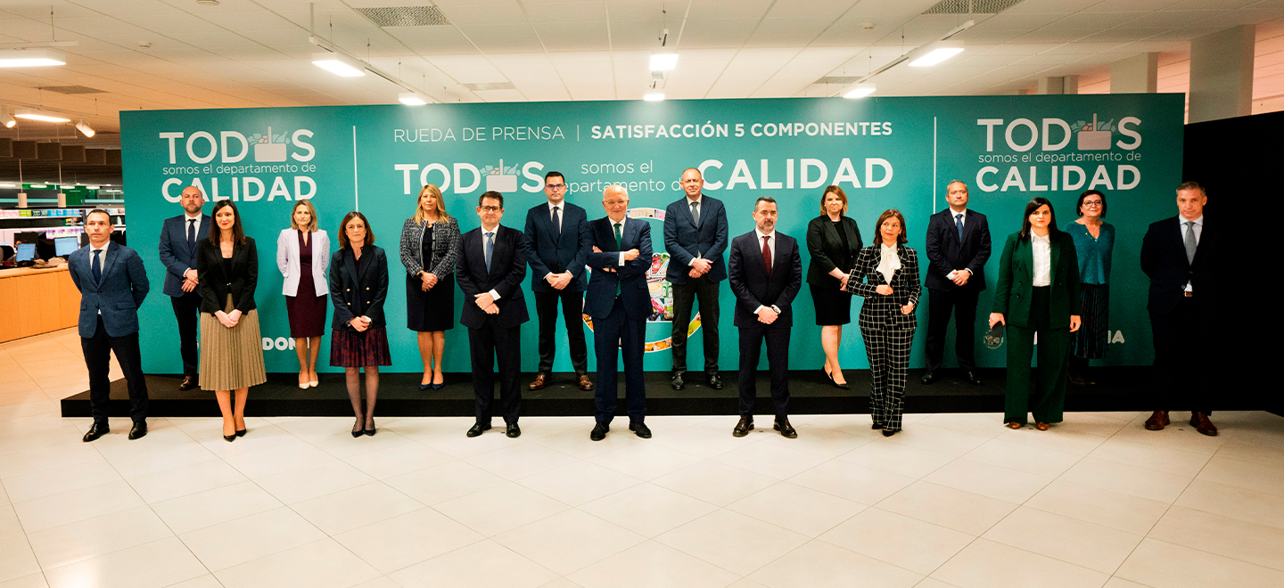 Juan Roig i membres del Comité de Direcció de Mercadona després de la roda de premsa 2021