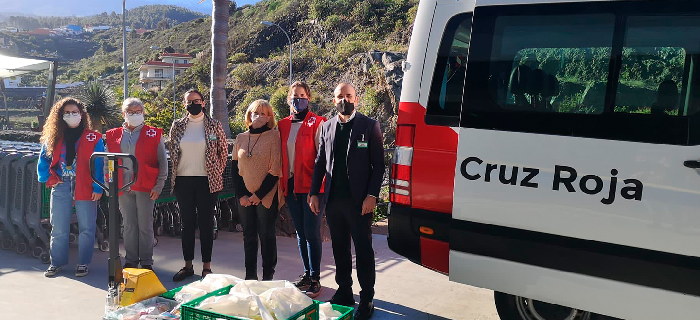 Representants de Creu Roja i Mercadona a Tenerife durant una entrega