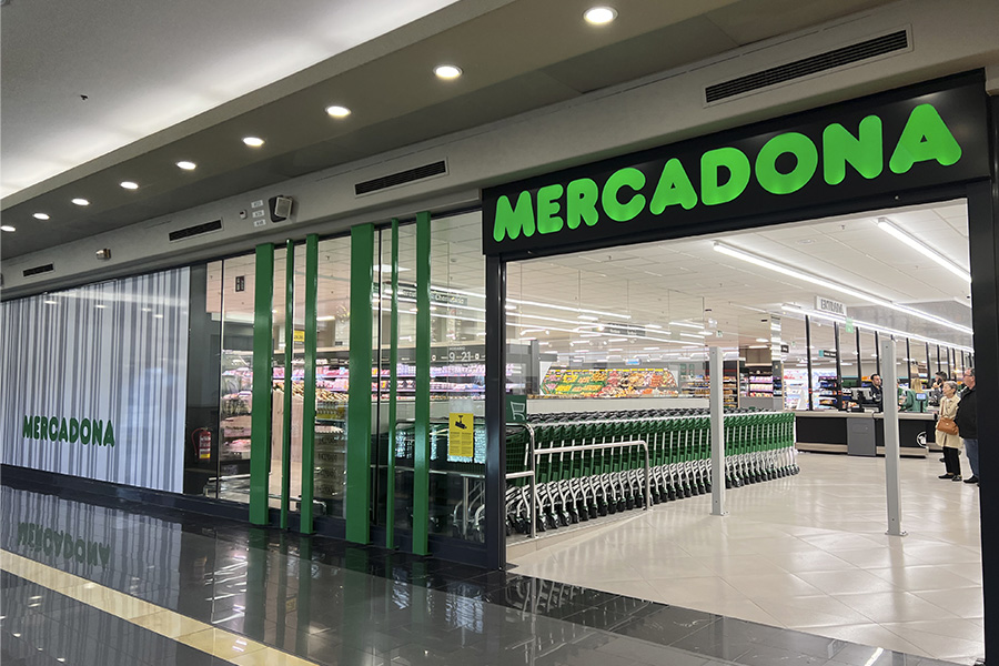 Exterior del nou supermercat de Mercadona en el centre comercial Baricentro a Barberà del Vallès (Barcelona)