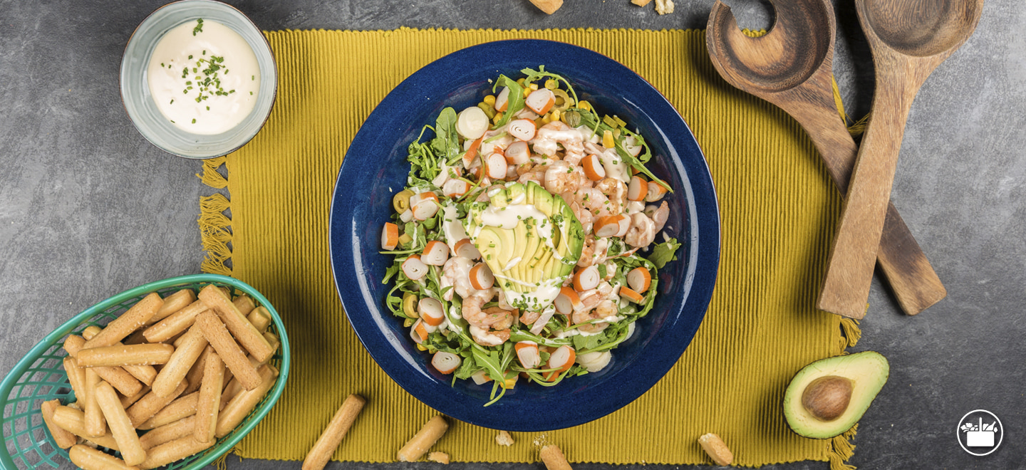L'Ensalada de bastonets de surimi és una opció ideal per als teus menjars o sopars estivals. Seguix la nostra recepta pas a pas.