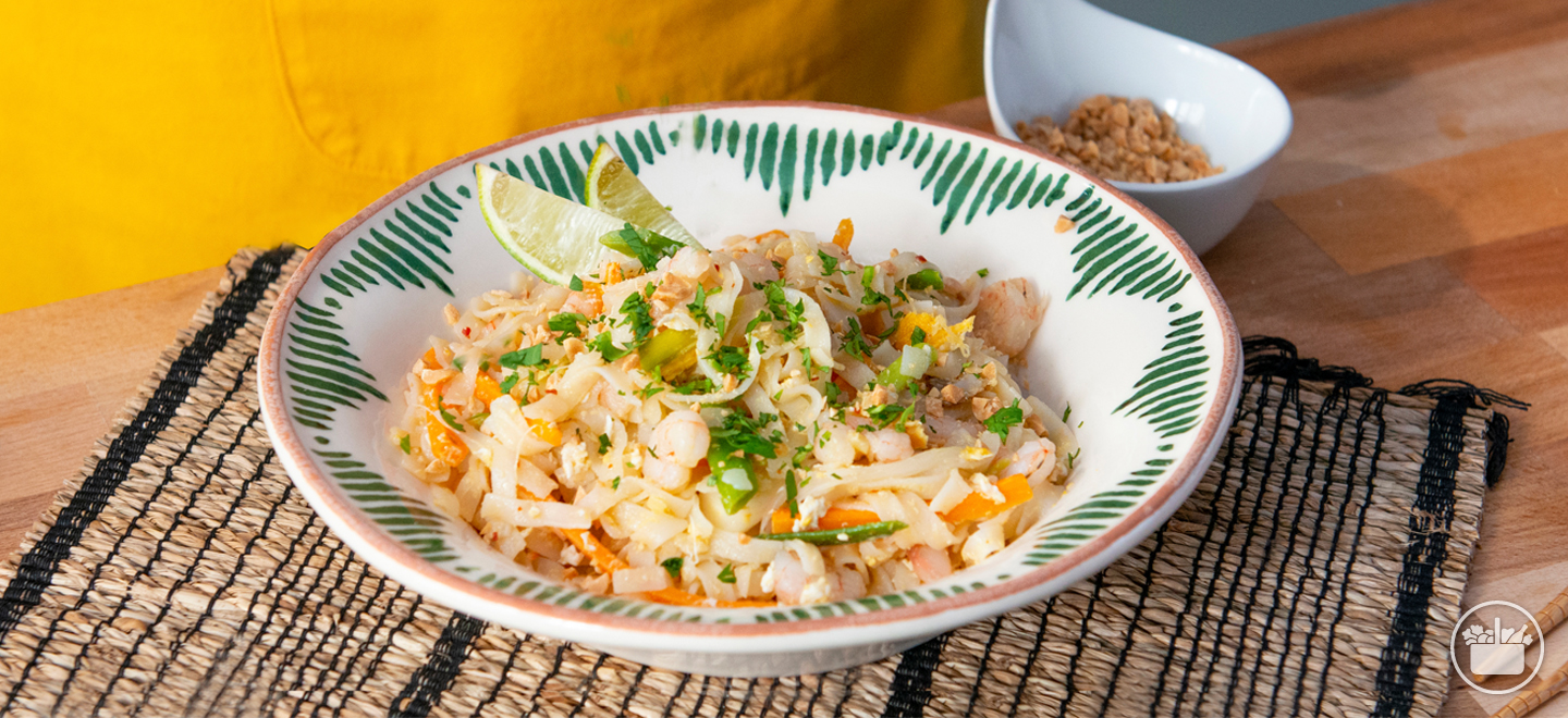 Aprén a preparar una recepta tailandesa de wok de noodles amb gambes. 